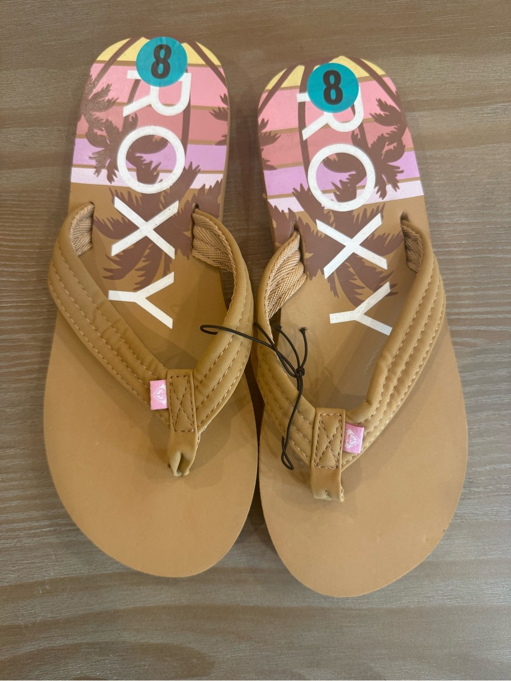 Womens Roxy flip flops, never worn